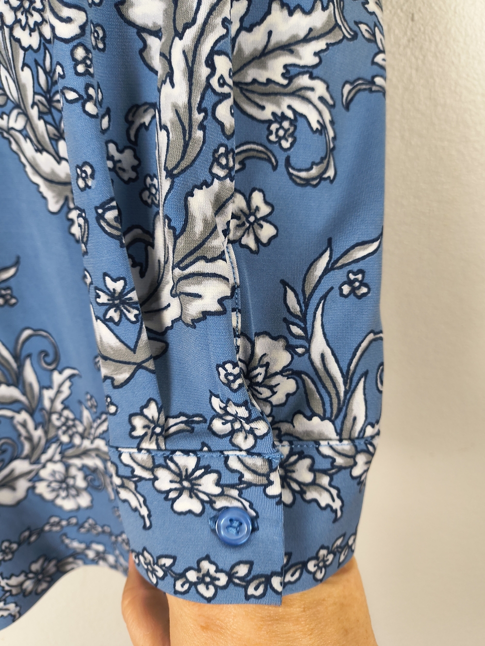 Belle By Kim Gravel Tunic Women's 1X Blue White Floral V-Neck Blouse Long Sleeve - Picture 5 of 11